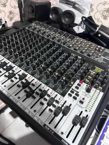 Mesa de som Behringer fx2222usb