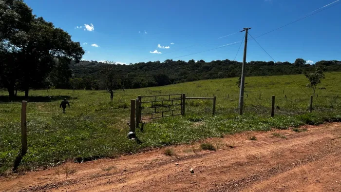 Fazenda de 2,5 alqueires a 7,5 km de Caldazinha ( 2 horas do shopping flamboyant)