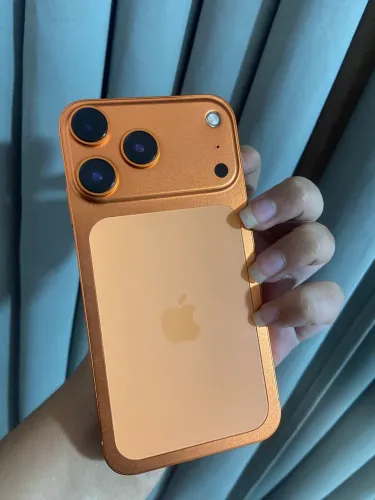 iPhone XR na carcaça do 17 pro Max