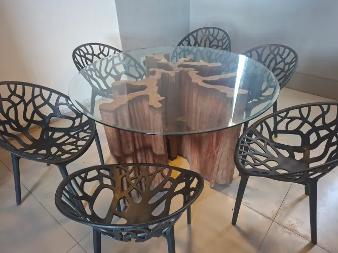 Mesa de jantar com tampo em vidro redondo para 6 lugares com pé em madeira Maciça de lei.