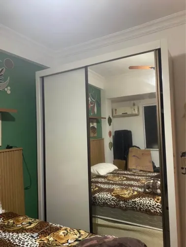 Guarda roupas de casal com porta de espelho