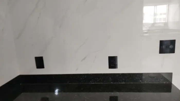 Vendo móveis pra escritório um armário suspenso de madeira com seis portas e uma mesa pra 