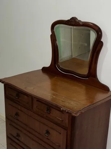 Cômoda de madeira maciça 
