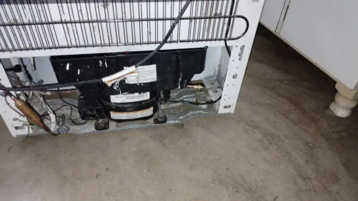 Vende-se geladeira so gela o congelador a partir debaixo so esfriar