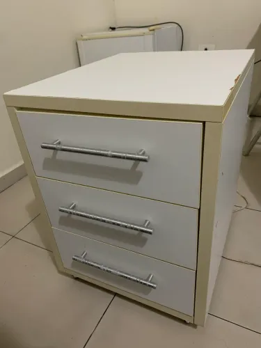 Mesa de Cabeceira 3 Gavetas - Bonita, Espaçosa e Bem Conservada
