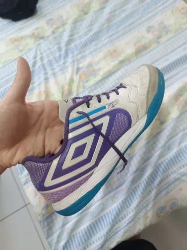 Chuteira: Umbro pro 5