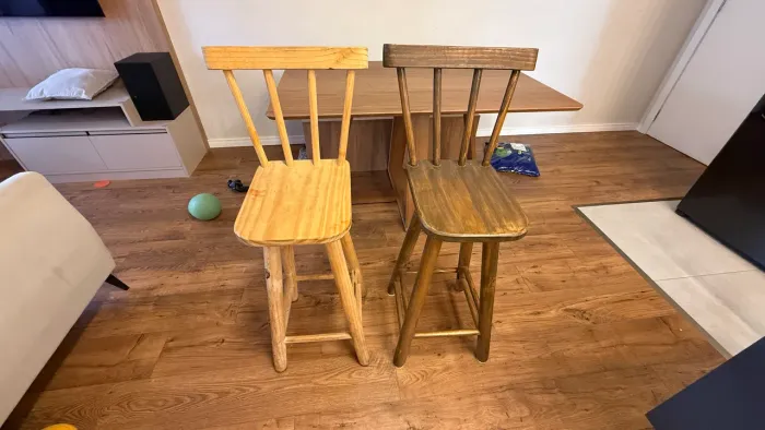 Par de banquetas de madeira