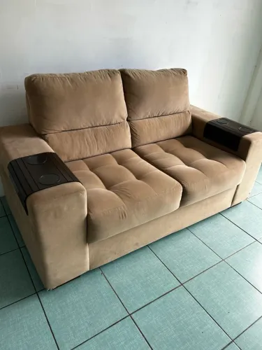 Sofá de luxo em veludo bege modelo fixo entrego