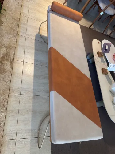 Banco recamier laranja e off white 