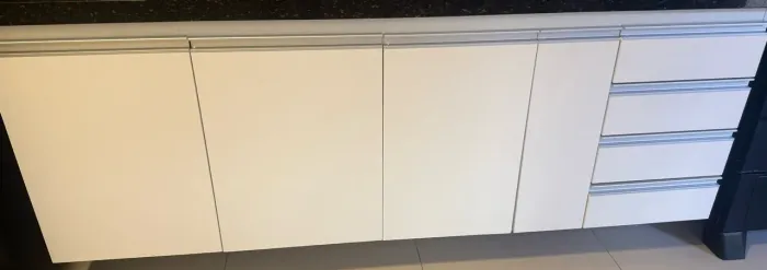 Armário para cozinha bem conservado.