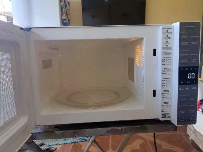 Micro-ondas semi novo. 36 Litros