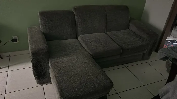 Sofá 3 lugares - Precisa lavar e está sem um pé da frente