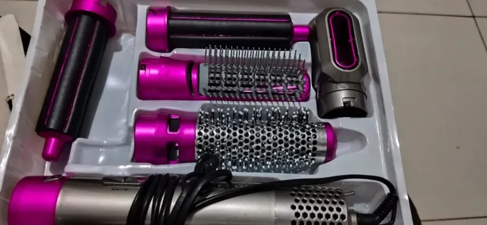 Escova modeladora semi nova 