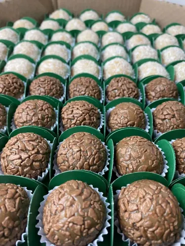 Docinhos e salgadinhos para festa