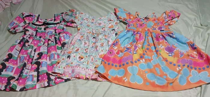 Lotinho de vestidos alphabeto( em perfeito estado ) Tamanho: 3 anos