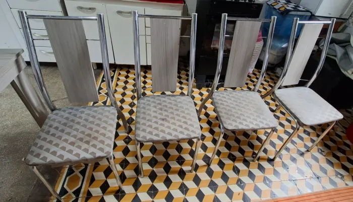Conjunto de cadeiras de jantar