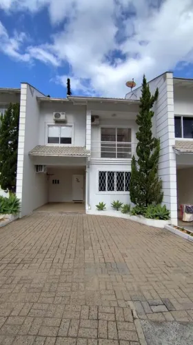 Casa em Condomínio com 3 Quarto(s) e 3 banheiro(s) para Alugar, 200 m² por R$ 6650 / Mês