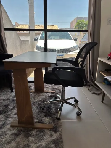 Vendo Mesa e cadeira para estudos.
