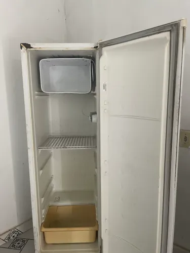 Vende-se uma geladeira com defeito 