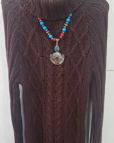 Conjunto colar e cardigan longuete gola alta marrom da Armazém Tam. G 