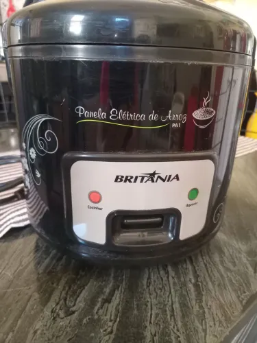 PANELA DE ARROZ ELÉTRICA CAPACIDADE PARA 5 XÍCARAS ESTÁ FONCIONANDO PERFEITAMENTE