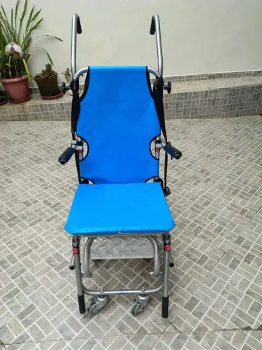 Cadeira de rodas para escadas também 