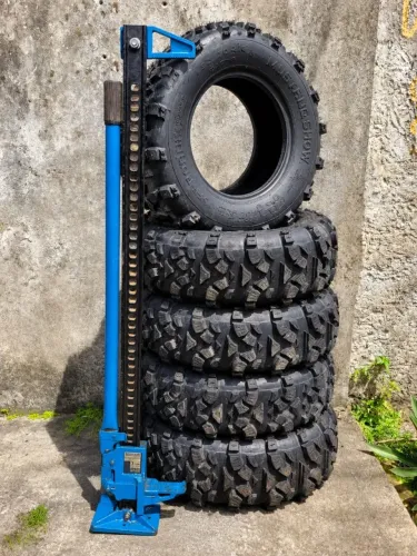 5 Pneus off-road 235/70 R16 + Macaco Hi-Lift 3ton