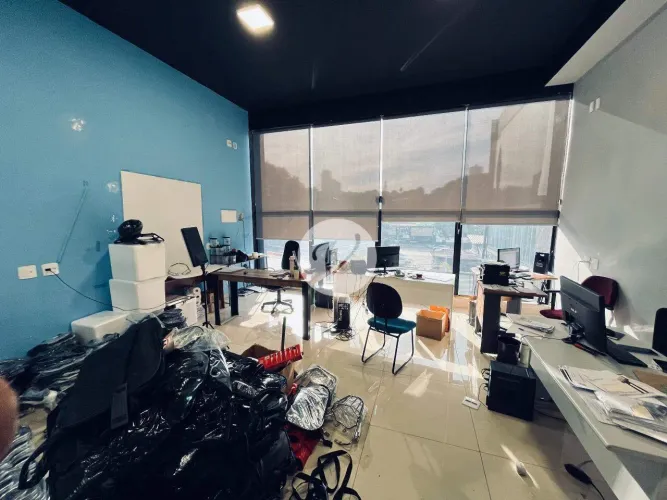 Sobreloja Comercial no Campestre | 113m² | Fachada Envidraçada | Av. Prestes Maia