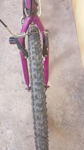 Vendo uma bicicleta aro 26 cor Roza 