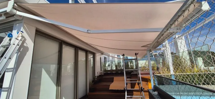 Toldo retrátil motorizado semi novo