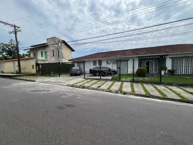 Casa venda tem 590m2 com 5 suites Parque das Laranjeiras - Manaus - AM