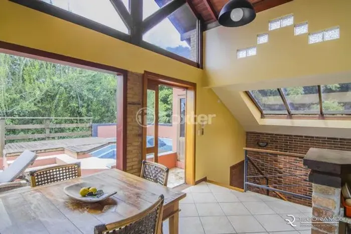 Casa de condomínio para venda tem 460 metros quadrados com 3 quartos