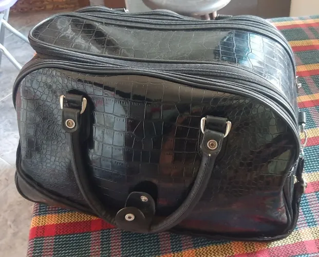 Bolsa preta envernizada