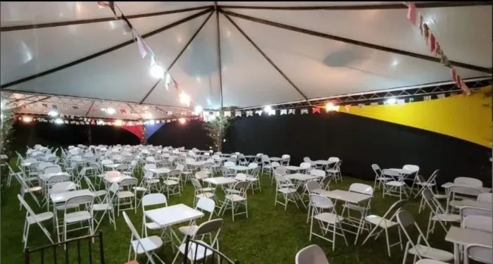 Conjunto de Mesa e Cadeira em aço