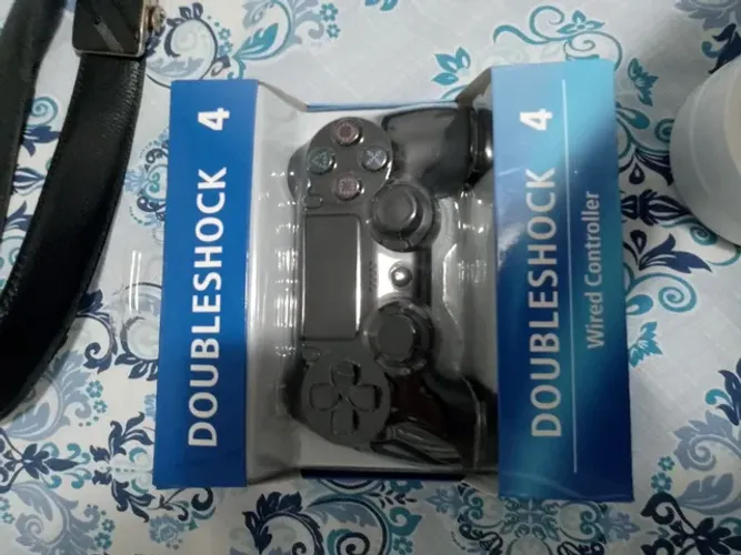 Controle de PS4 na caixa