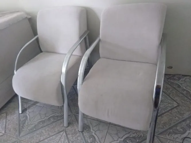 Poltronas em chenille cor gelo . Precisa limpeza. Retirada em Betim