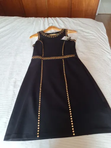 Vestido preto com detalhes dourados Lelis Blanc novo