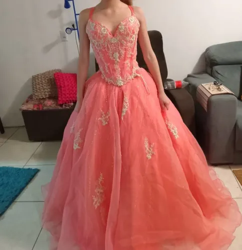 Vestido de Festa Coral com Detalhes Bordados