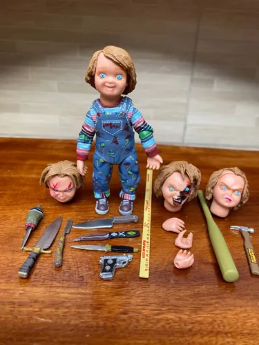 Action Figure Chucky Com Vários Acessórios Articulado