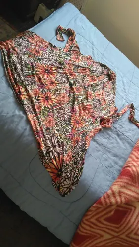 Vestido Floral com Detalhes em Nó