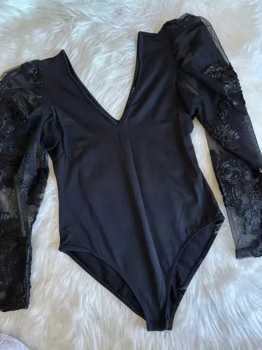 Body preto com mangas de renda floral