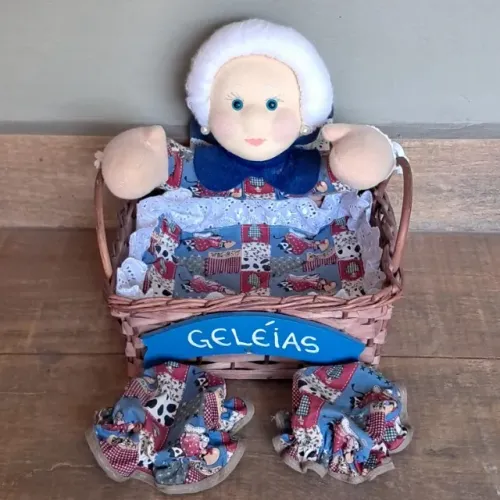 Cesta de Vime - para Geleias - com Boneca Decorativa e Tampinhas de Tecido