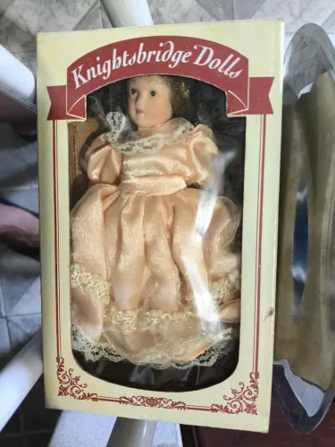 Boneca de Porcelana Knightsbridge Dolls