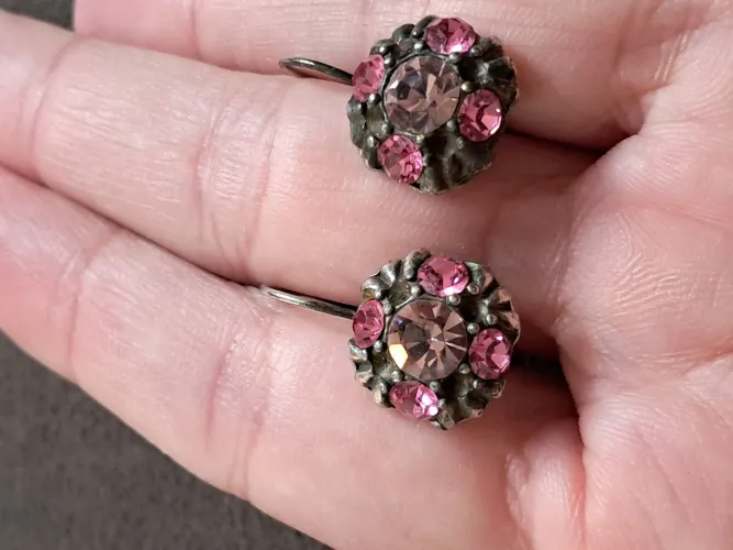 Brincos vintage com pedras rosas