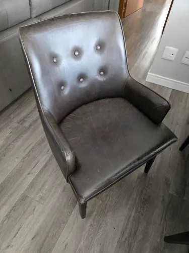 Cadeira em Couro Natural - Estilo Poltrona - Conforto e Elegância