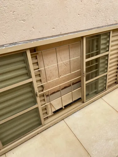 Janela com 2 metros de comprimento