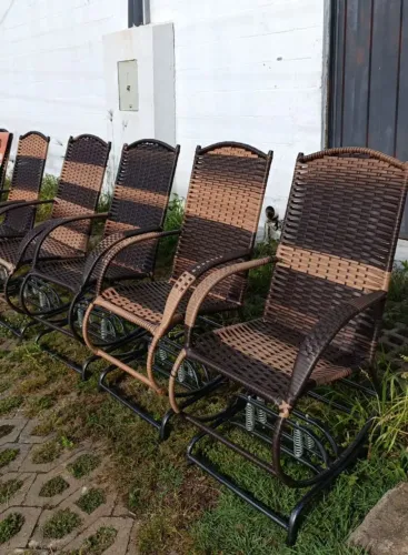 Cadeira de balanço em fibra sintética