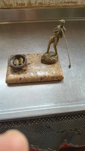 Estátua de Pescador Com Base de Mármore