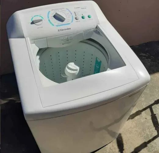 Máquina Eletrolux turbo capacidade 12 kg funcionando perfeitamente sou de duque de Caxias