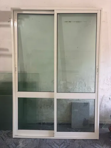 Porta balcão em alumínio medindo 2.17 de altura por 1.45 de largura